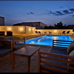 Appartamento Lucy With Heated Saltwater Pool And Free Private Parking, Zara